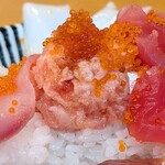 トロ政 - トロ政 ＠日本橋 ランチ 海鮮丼 たっぷりの鮪のすき身が出てきました