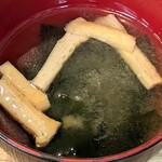 トロ政 - トロ政 ＠日本橋 ランチに付く揚げとワカメの味噌汁