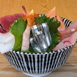 トロ政 - トロ政 ＠日本橋 ランチ 海鮮丼 反対側の横からの眺め
