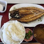 ヒモノ食堂 - 料理写真:『サバ』(税込み850円)を『定食』(税込み450円)にし、『ごはん大盛』(税込み150円)とした。都合、税込み1450円となる。
ちなみに定食には小鉢(お好みを選択。私は生卵の味つけ海苔でTKG)