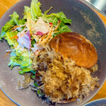 BurgerPOLICE 春日部 - 野菜たっぷりのサラダもおいしい！