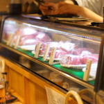 立喰い焼肉 治郎丸 新宿本店 - 内装は狭いお寿司屋さんですね。