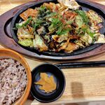 大戸屋 - 料理写真:鉄板 茄子と豚肉のコク旨 味噌炒め・五穀ご飯(小)