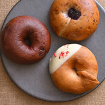 ZONO BAGEL - [右下から時計まわりに] マーブルストロベリー＠税込550円、チョコナッツ マカダミア@税込450円、ブルーベリー@税込480円