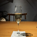 炭焼 うな富士 - きてすぐ二口飲んでしまいましたがあまりにも気が抜けてるのは写真を見れば一目瞭然かと思います。