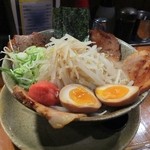 らあ麺 やったる - 「らあ麺 やったる」は、場所だけ行ったこともありましたが、店内に入ったのは初めてです。
            おすすめメニューは、「やったるラーメン 塩とんこつ」を注文しました。
            お値段は１０００円