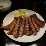 たんや善治郎 仙台駅前本店 - 牛タンのアップ写真（2015/1/24）