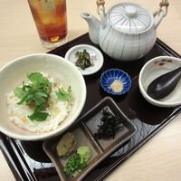 函館うに むらかみ 日本生命札幌ビル店 - うに屋の贅沢うに茶漬け、ウーロン茶(2015/01/21撮影)