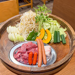ジンギスカン はちふく - ジンギスカンセット（1人前 2,850円） 　※秘伝のタレ／野菜付き