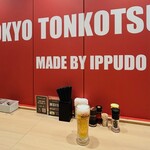 TOKYO豚骨BASE - ドリンク写真:ドーーーン！！とTONKOTSUの文字に
ポツンと生ビール