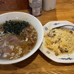 平和軒 - 料理写真:ランチタイムサービス
ラーメン・半炒飯