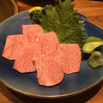 和牛 まつした - タン刺し（1600円）。