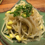 和牛 まつした - 豆もやしナムル（500円）。