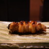 焼鳥火團 - ◇かしわ
潔い芯温の熱さと、炭の薫香と醤油の香ばしさが交錯し、弾む身から漲るクリアな甘みはタレと必然的に合致する。味わいやすいポーションも美味さの配慮。