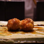 焼鳥火團 - ◇つくね
熱々の粗挽き食感のままに風味とタレを一つにして、噛む度にクリアな旨味が漲る。