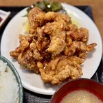 食堂 なすの屋 - こぶしサイズの大ぶりな唐揚げ
