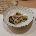 鮨 やすみつ - 牡蠣藁炙りオイル漬け