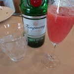 フルーツパーラー附木屋 - 苺ジュースにタンカレー・ストレート