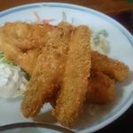 つくし食堂 - 注文を受けて揚げる白身魚！取れたての魚は旨い