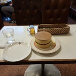 イワタコーヒー店 - 例のホットケーキです。周りはサクサクで、中はしっとりとしています。