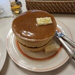 イワタコーヒー店 - ホットケーキの上にバターをのせ、メープルシロップをかけたものです。