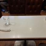 イワタコーヒー店 - テーブル席です。お絞りとお冷が置いてあります。