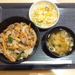 平和島パーキングエリア（上り）スナックコーナー - 料理写真:スタミナもつ焼き丼980円/ミニサラダ150円