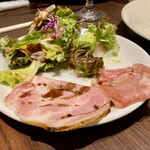 トラットリア クイント - 鮮魚のカルパッチョサラダ仕立て イタリア産ハムの盛合せ（ローストポーク、生ハム、サラミ）