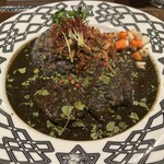 レベルカレー - 麻炭入りチキンカレー、ライス少なめ