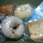 コムミズイブ - ベーグル（黒ごま・くるみ・バジルコショウ）・雑穀とフルーツ・シフォンケーキ（りんご）