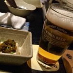 くいもの屋わん - 乾杯ビールはピッチャーで。付き出しは高菜そぼろ豆富。