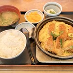 街かど屋 - 料理写真:鶏かつ玉子とじ定食 790円