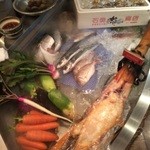 経堂カンザワ - 入り口に鮮魚！