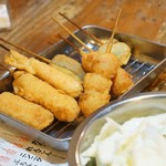 はち揚げ物店 - 串５本盛り+プチトマト２本