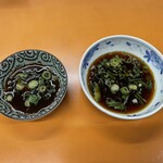 關白 - 左が牛バラ用甘めのタレ、右がミックス用のポン酢ダレ
