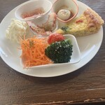 ナポレオンフィッシュ - サラダ（キャロットラペ、ブロッコリー、トマト）、アンチョビ入りポテトサラダ、生ハム、ホタテ、キッシュ、タコ