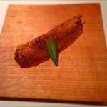 カセント - フォワグラ 黒糖のメレンゲ 黒オリーブのチュイル