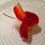 カセント - 苺  カンパリのメレンゲとミルクパウダー