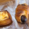 パン屋 MiDORi-NO-YAKATA Boulangerie cafe - ①クリームチーズ・デニッシュ(税込180円)
kiriのクリームチーズ使用、下には白餡子が敷かれています
②くり・デニッシュ(税込230円)
渋皮煮の栗を2個使用、栗の下には白餡子が敷かれています
