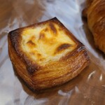パン屋 MiDORi-NO-YAKATA Boulangerie cafe - パン①クリームチーズ・デニッシュ(税込180円)
kiriのクリームチーズ使用、下には白餡子が敷かれています