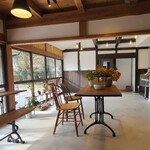 パン屋 MiDORi-NO-YAKATA Boulangerie cafe - 店内は木板張り天井、ガラス張り壁&白壁、土間コンクリートの床、カウンターの上のガラスショーケースに焼き立てのパンの陳列、広々としてスッキリした空間、但し、飲み物の提供等はなく、テイクアウトが基本