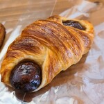 パン屋 MiDORi-NO-YAKATA Boulangerie cafe - パン②くり・デニッシュ(税込230円)
渋皮煮の栗を2個使用、栗の下には白餡子が敷かれています