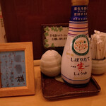 유루리야 - 테이블 위의 조미료와 웰컴 보드