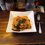 サンデー マンデー - 料理写真:●ペスカトーレ　1,600円

●パスタ大盛り　＋100円

ドリンク付きデザートのセットがあるので

●チーズケーキドリンクセット　＋600円

合計　2,300円　を注文してみた