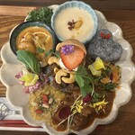 タケウチ - 気まぐれプレート(1,600円)にトッピングでスパイスナッツのラムポークキーマ(200円)ご飯中盛り♪