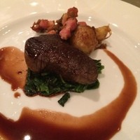 フレンチ キッチン - ニュージーランド産牛フィレ肉　リヨネーズポテト
                　ほうれん草のソテーと一緒に赤ワインソース