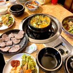 福ちゃん - 今日のお昼(2026年2月22日)、¥3000コース、ご予約の50代のお客様『女子会』。お客様ご希望料理のポッサムとスンドゥブチゲ⇒スンドゥブチゲは、普段、炊きながらではない料理だが、メインの特材スンドュブチゲだったので…(3人前)。チゲの具材は、牛骨スープなどを基本に、豆腐はもちろん牛すじとイイダコ、野菜などをふんだんに…(辛さは調節可能)。サンチュを含めての野菜サラダ(=チョレギサラダ)も…。