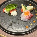 トレヴィーテ - イタリア産水牛モッツァレラとフルーツトマト、バジリコのサラダ　カプレーゼ
            産地直送天然白身魚のカルパッチョ