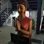 プロォーイ タイ料理 - 外観　数年前までは、人形はビル入口のど真ん中に置かれていた