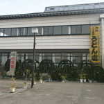 Zentsuuji shikoku kan - 10連水車の廻る大きな店舗